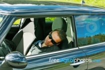 man_sleeps_in_a_car_2_pp